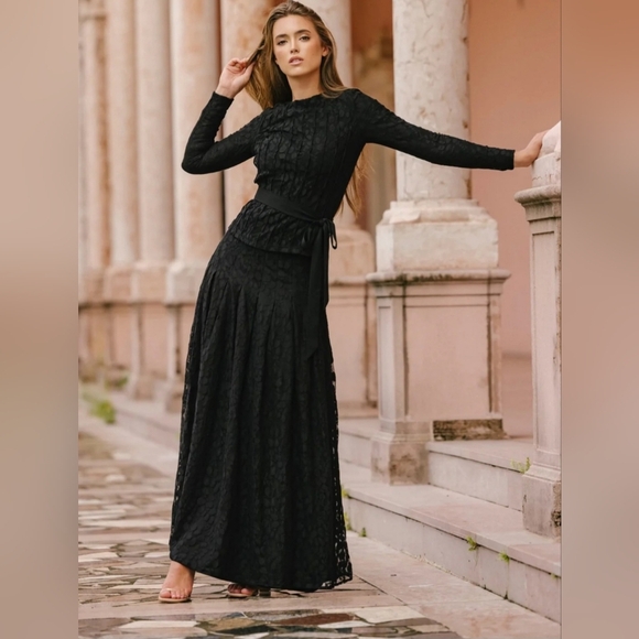 Aleeza Chic Cream Lace Long Sleeve Blouse - Picture 4 of 11